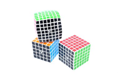 SELANGOR, MALAYSIA - 3 Şubat 2015: Beyaz arkaplanda V-Küp 5. V-Küp 6, Yunan mucit Panagiotis Verdes tarafından icat edilen Rubik küpünün bir versiyonu..