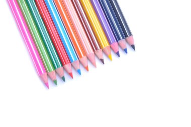 Sıraya dizilmiş çeşitli renkli tahta kalemler.