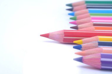Sıraya dizilmiş çeşitli renkli tahta kalemler.