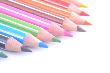 Sıraya dizilmiş çeşitli renkli tahta kalemler.