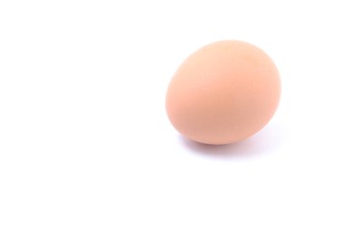 Beyaz arkaplanda izole edilmiş tavuk yumurtası