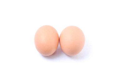 Beyaz arka planda izole edilmiş tavuk yumurtaları