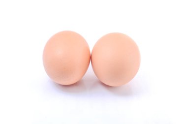 Beyaz arka planda izole edilmiş tavuk yumurtaları
