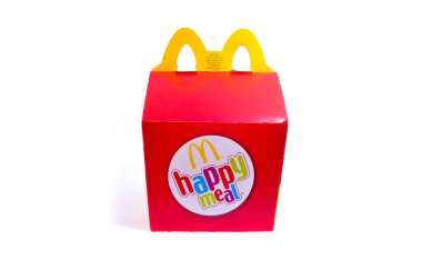Kuala Lumpur, Malezya - 17 Şubat 2015: McDonalds Happy Meal Ambalajı Beyaz bir arkaplanda izole edildi