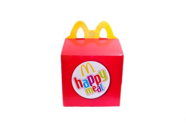 Kuala Lumpur, Malezya - 17 Şubat 2015: McDonalds Happy Meal Ambalajı Beyaz bir arkaplanda izole edildi