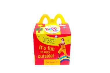 Kuala Lumpur, Malezya - 17 Şubat 2015: McDonalds Happy Meal Ambalajı Beyaz bir arkaplanda izole edildi