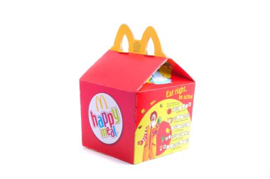Kuala Lumpur, Malezya - 17 Şubat 2015: McDonalds Happy Meal Ambalajı Beyaz bir arkaplanda izole edildi
