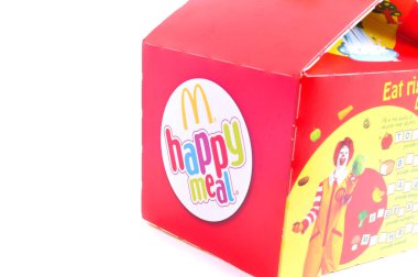Kuala Lumpur, Malezya - 17 Şubat 2015: McDonalds Happy Meal Ambalajı Beyaz bir arkaplanda izole edildi