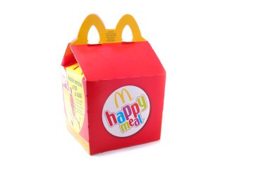 Kuala Lumpur, Malezya - 17 Şubat 2015: McDonalds Happy Meal Ambalajı Beyaz bir arkaplanda izole edildi