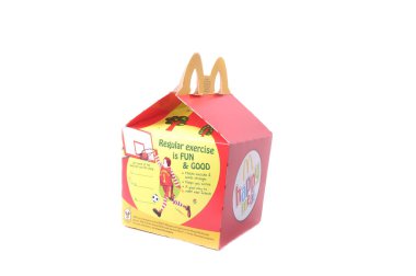 Kuala Lumpur, Malezya - 17 Şubat 2015: McDonalds Happy Meal Ambalajı Beyaz bir arkaplanda izole edildi