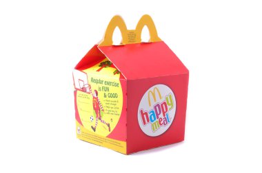 Kuala Lumpur, Malezya - 17 Şubat 2015: McDonalds Happy Meal Ambalajı Beyaz bir arkaplanda izole edildi