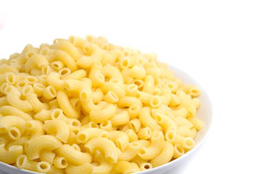 Beyaz arka planda bir kasede makarna