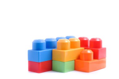 Beyaz arkaplanda plastik oyuncak blokları izole