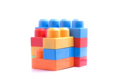 Beyaz arkaplanda plastik oyuncak blokları izole