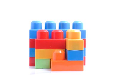 Beyaz arka plan üzerinde izole renkli plastik yapı taşları