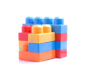 Beyaz arkaplanda plastik oyuncak blokları izole