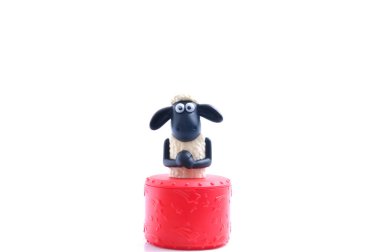 Beyaz arka planda oyuncak koyunlar