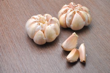 ahşap zemin üzerinde diş sarımsak