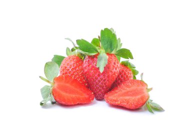 Çilek beyaz arkaplanda izole edildi. 