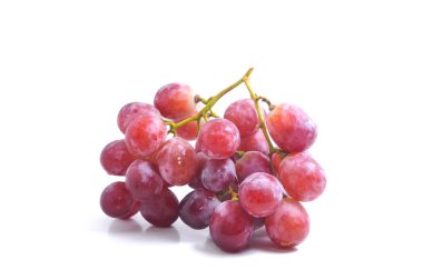 Beyaz arka planda bir sürü taze üzüm.