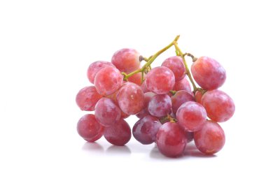 Beyaz arka planda bir sürü taze üzüm.