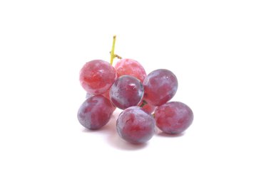 Beyaz arka planda bir sürü taze üzüm.