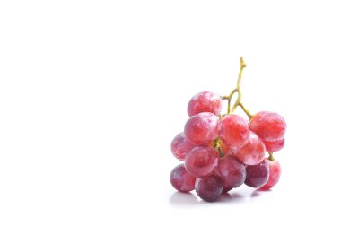 Beyaz arka planda bir sürü taze üzüm.