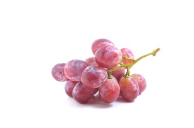 Beyaz arka planda bir sürü taze üzüm.