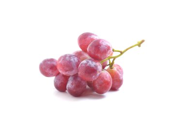 Beyaz arka planda bir sürü taze üzüm.