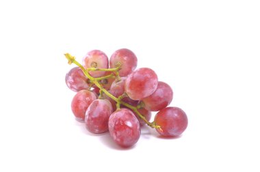 Beyaz arka planda bir sürü taze üzüm.