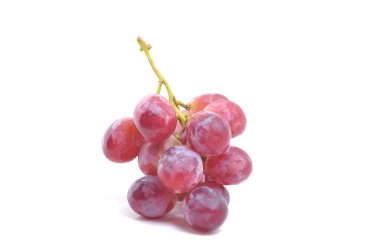 Beyaz arka planda bir sürü taze üzüm.