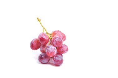 Beyaz arka planda bir sürü taze üzüm.