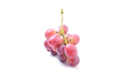 Beyaz arka planda bir sürü taze üzüm.