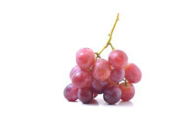 Beyaz arka planda bir sürü taze üzüm.