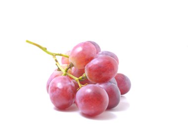 Beyaz arka planda bir sürü taze üzüm.