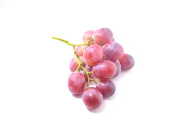 Beyaz arka planda bir sürü taze üzüm.