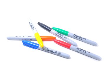 SELANGOR, Malezya - 20 ARALIK 2020 Kalıcı keçeli kalem. Sharpie, ürünleri 20 'den fazla ülkede satılan bir yazı enstrümanı (ağırlıklı olarak fosforlu kalemler) üreticisi.