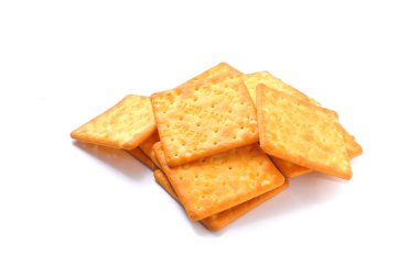 beyaz arkaplanda izole edilmiş krakerler