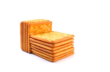 Beyaz arkaplanda izole edilmiş kraker yığını