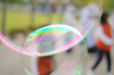  Kabarcık arka planında oynayan Bokeh ışığı ve bulanık çocuklar
