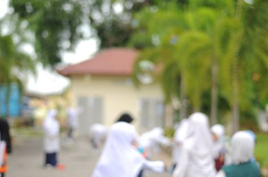  Kabarcık arka planında oynayan Bokeh ışığı ve bulanık çocuklar