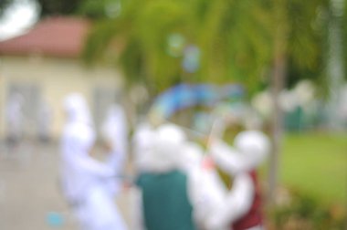  Kabarcık arka planında oynayan Bokeh ışığı ve bulanık çocuklar