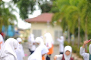  Kabarcık arka planında oynayan Bokeh ışığı ve bulanık çocuklar