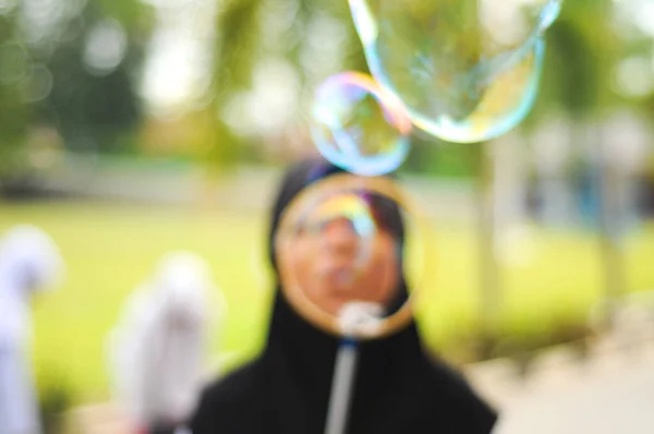 Bild Von Kindern Die Riesige Blase Spielen Verschwimmen — Stockfoto