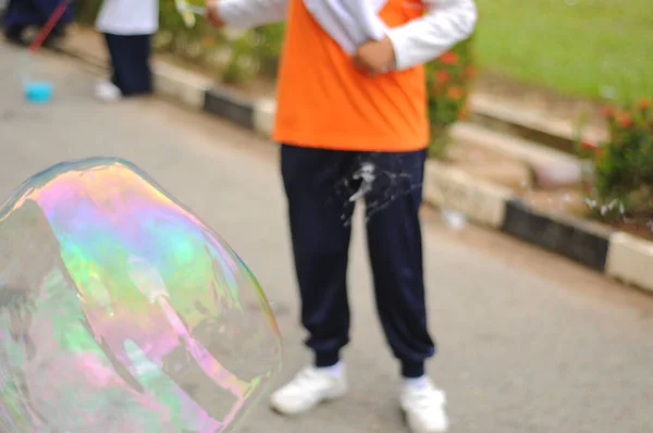 Image Floue Des Enfants Jouant Bulle Géante — Photo