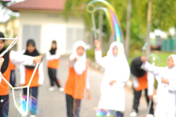 Image Floue Des Enfants Jouant Bulle Géante — Photo