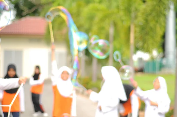 Image Floue Des Enfants Jouant Bulle Géante — Photo