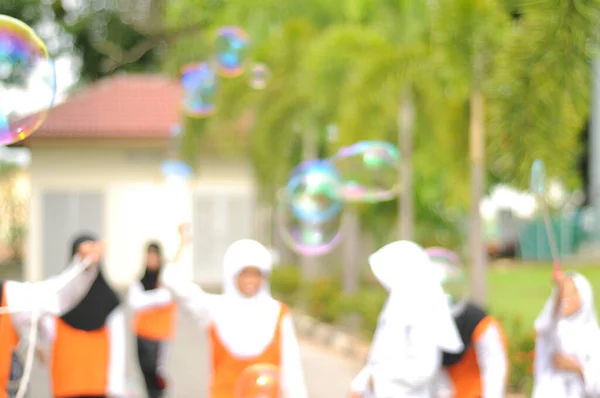 Image Floue Des Enfants Jouant Bulle Géante — Photo