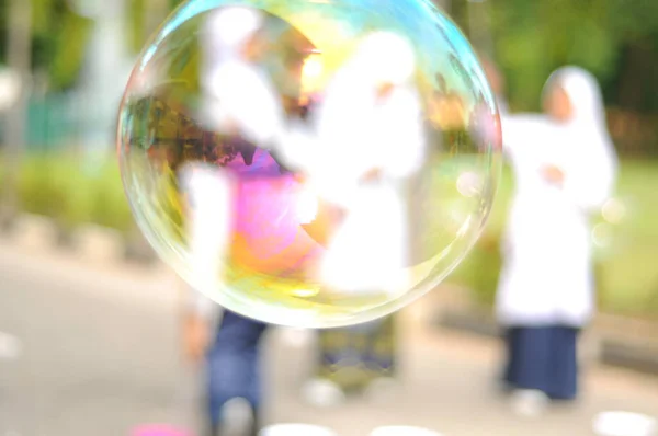 Bild Von Kindern Die Riesige Blase Spielen Verschwimmen — Stockfoto