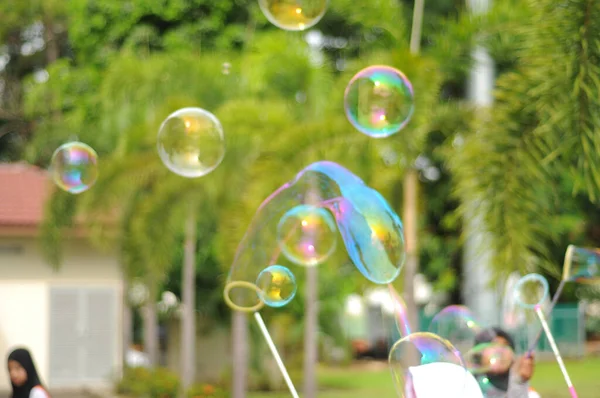 Bild Von Kindern Die Riesige Blase Spielen Verschwimmen — Stockfoto
